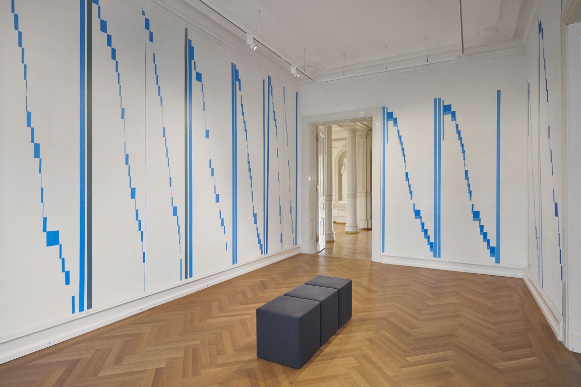Julia Ziegler, Nach Babel, Inszenierung einer Bibliothek mit Wörterbüchern, 2026, Tape, © VG Bild-Kunst, Bonn 2026, Foto: Mareike Tocha