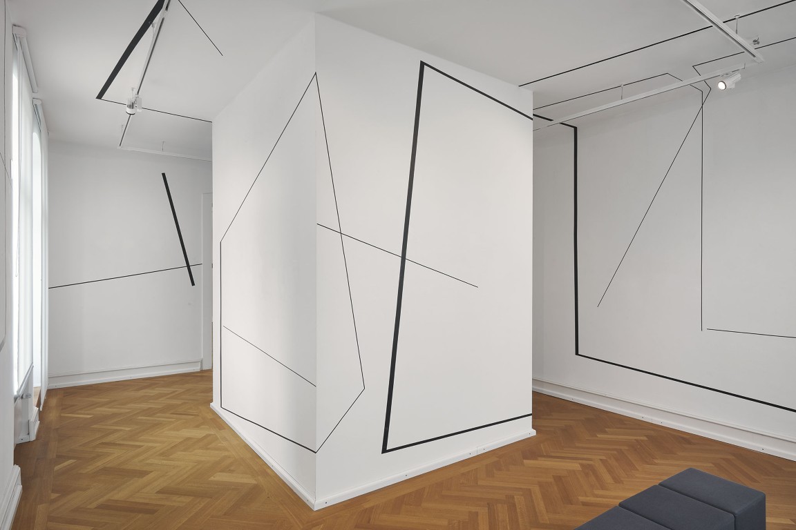 Angela Lubič, Linienführung, 2026, Masking Tape, schwarz, © VG Bild-Kunst, Bonn 2026, Foto: Mareike Tocha
